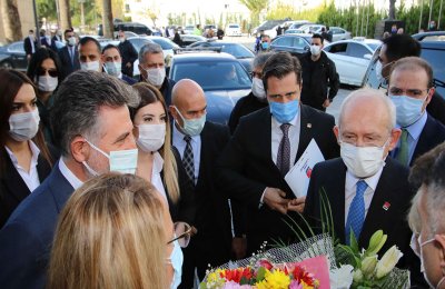 CHP Genel Başkanı Kemal Kılıçdaroğlu, Bayraklı Belediyesinde apartman görevlileriyle buluştu